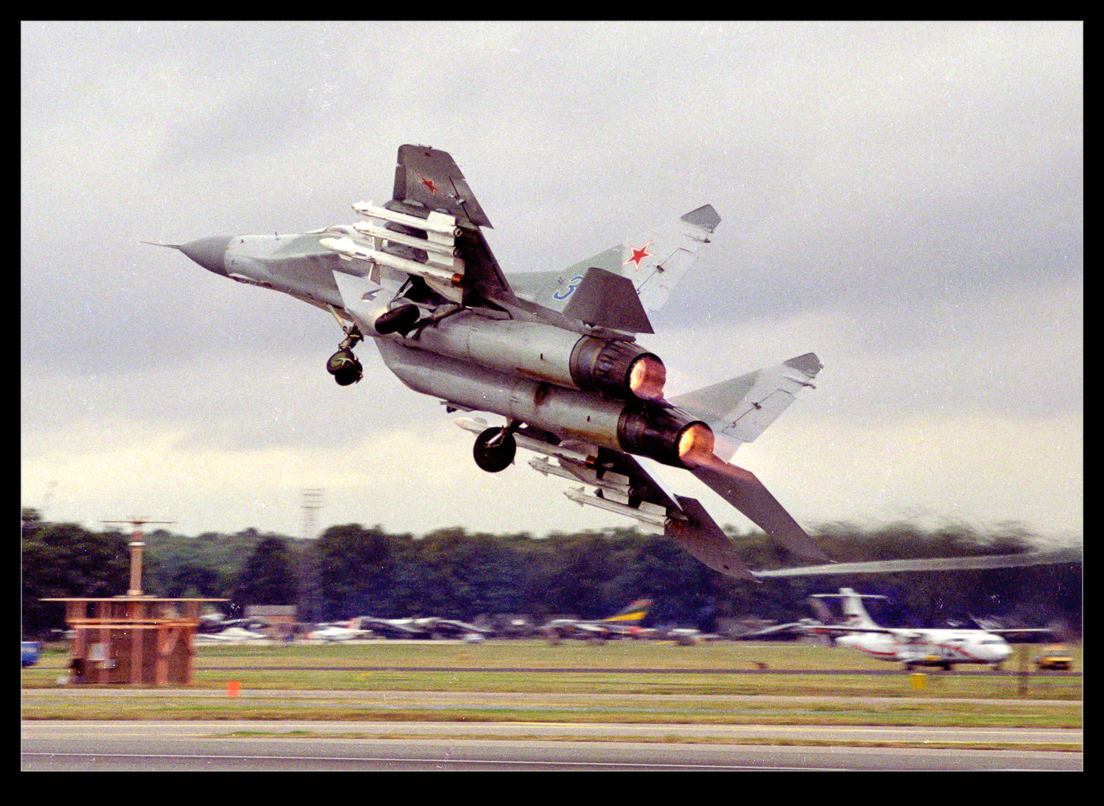 MiG29 Take Off Farnborough 1990.jpg